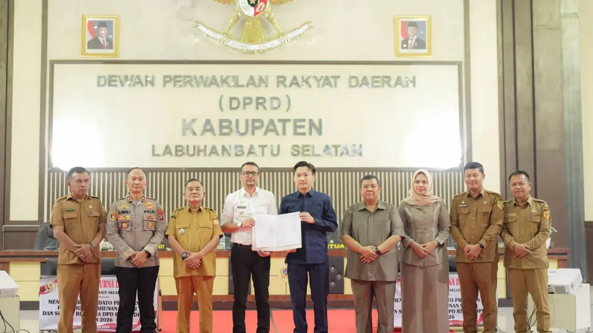 Bupati Fery Sahputra Simatupang bersama Ketua DPRD Ari Winata didampingi Wakil Bupati Syahdian Purba serta wakil DPRD Labusel. (Khairuddin/Sumut Pos)
