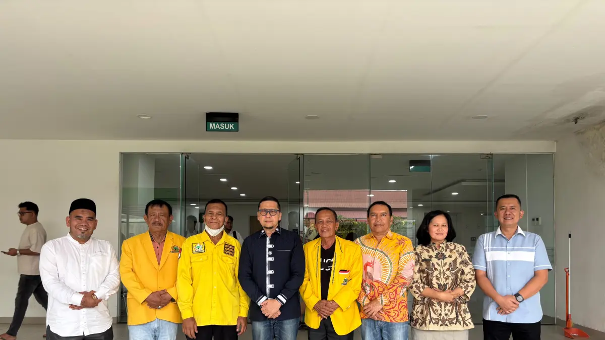 JENGUK: Anggota DPR RI dari Daerah Pemilihan (Dapil) Sumatera Utara III, Ahmad Doli Kurnia Tanjung, menjenguk Alfi, seorang anak yang menjadi korban kekerasan berat di Kabupaten Dairi, Sumatera Utara.(Dok : Ihsan Syahreza/Sumut Pos)