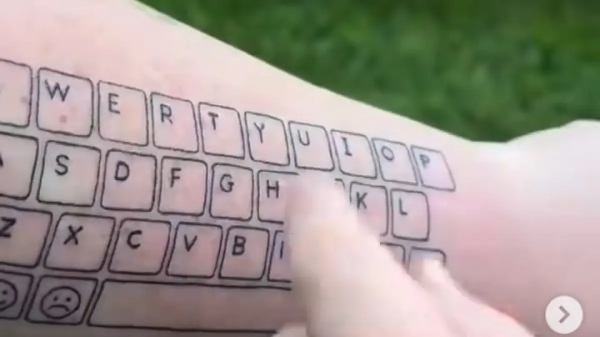Jessica Fletcher, ibu asal Kanada, membuat tato bergambar keyboard komputer di tangannya. (Instagram @cretivox)