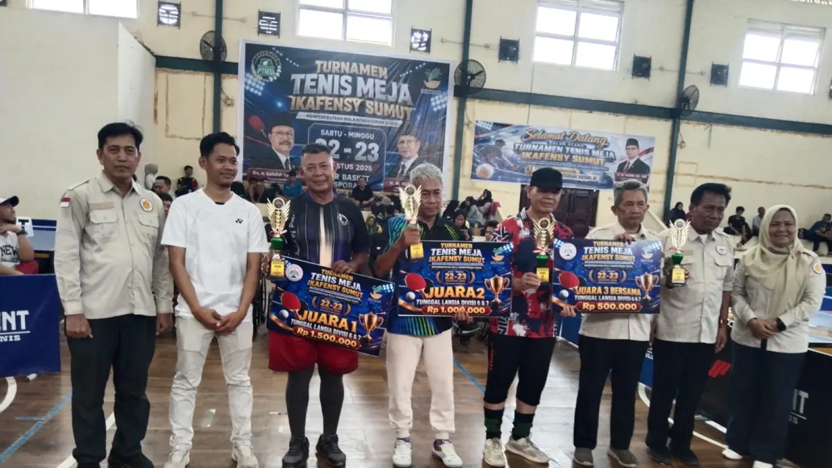 JUARA: H. Irianto (3 kiri) meraih juara Turnamen Tenis Meja Ikafensy Sumut Piala Kementerian Sosial yang digelar pada 22-23 Agustus 2026. (Dok Pribadi)