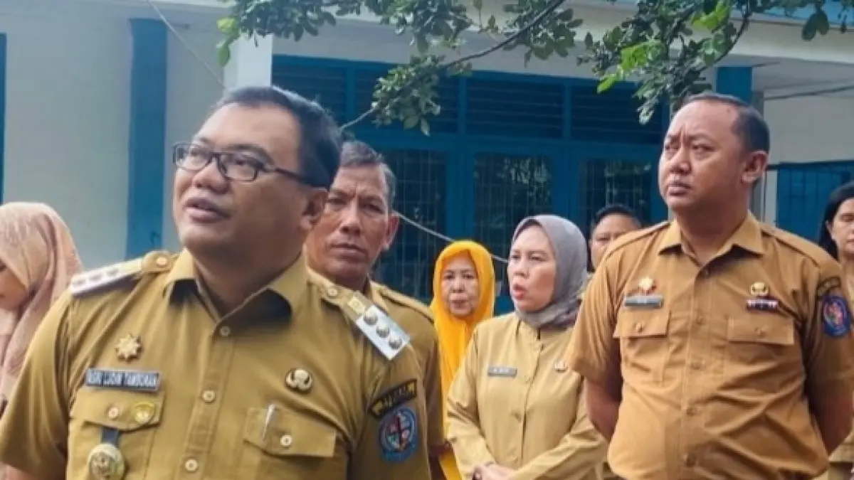  Kadis LH Deliserdang Rio Laka Dewa saat bersama Bupati Deliserdang Asri Ludin Tambunan dalam suatu kegiatan. (Batara)