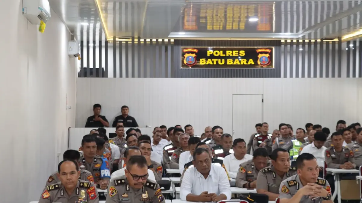 Kapolres Batu Bara AKBP Dony Satria Wicaksono saat memberikan arahan kepada Bhabinkamtibmas dan personel Polmas di Aula Sarja Arya Racana Polres Batu Bara, Senin (24/8/2026). (Foto Humas Pores Batubara)
