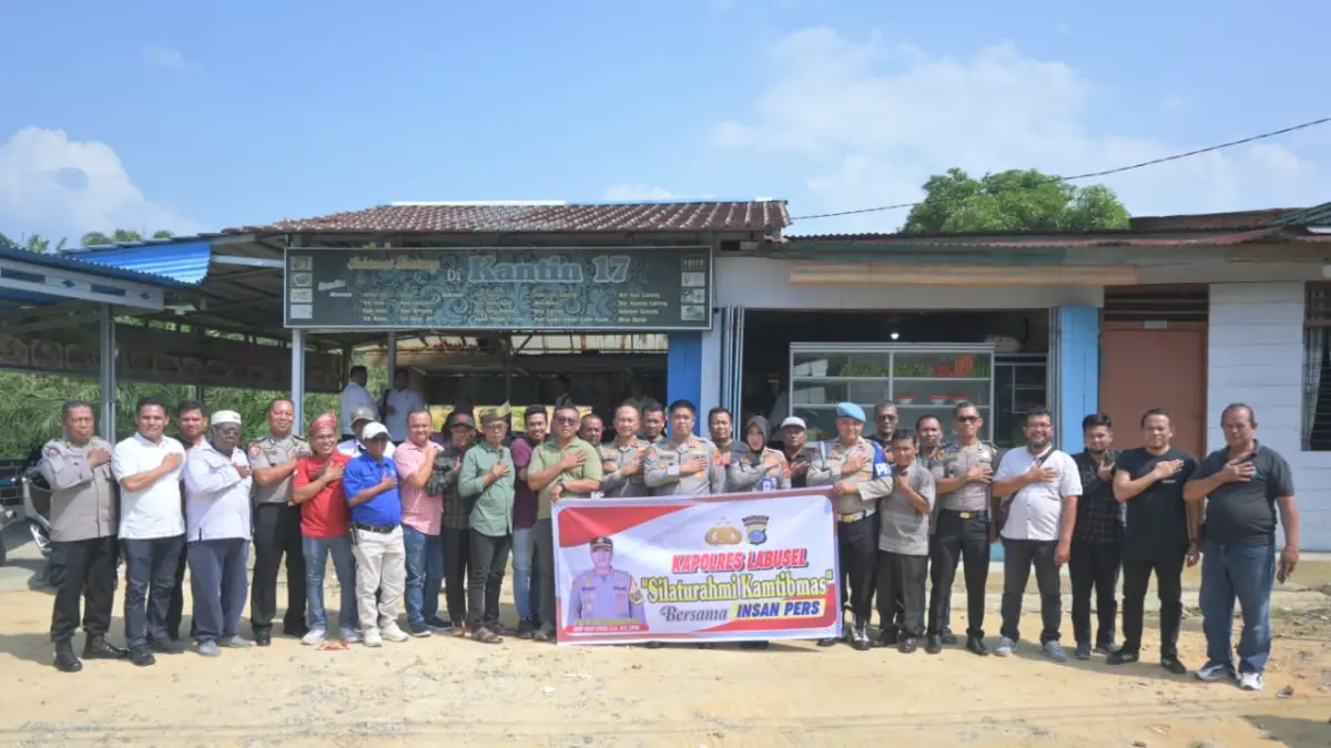 Kapolres Labusel AKBP Rosef Efendi foto bersama Wartawan Labusel. (Khairuddin/Sumut Pos)