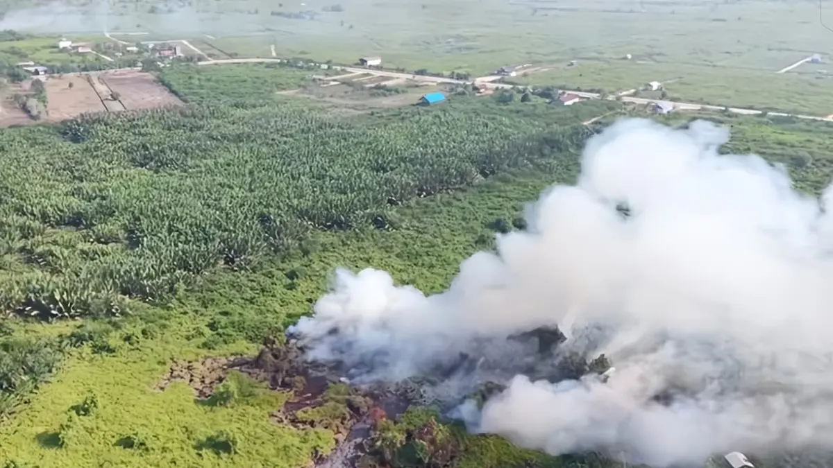KARHUTLA MELUAS: Karhutla melanda kawasan Jalan Poros Kenyamukan, Sangatta Utara, Kutai Timur, Sabtu (22/8). BPBD Kaltim memantau hampir 200 titik api di sejumlah wilayah. (ISTIMEWA/KALTIM POST)