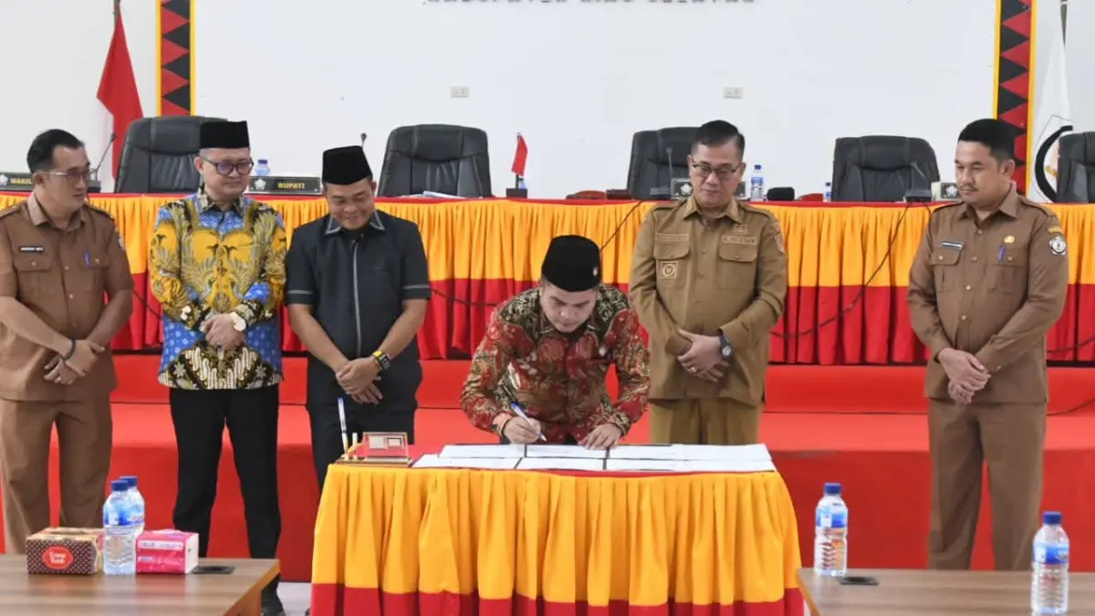 Ketua DPRD Nisel Elisati Halawa pada saat menandatangani berita acara dan disaksikan Bupati, Sekda, Kedua pimpinan DPRD dan Sekwan DPRD Nisel. (Foto : Eriusman Duha/Sumut Pos)
