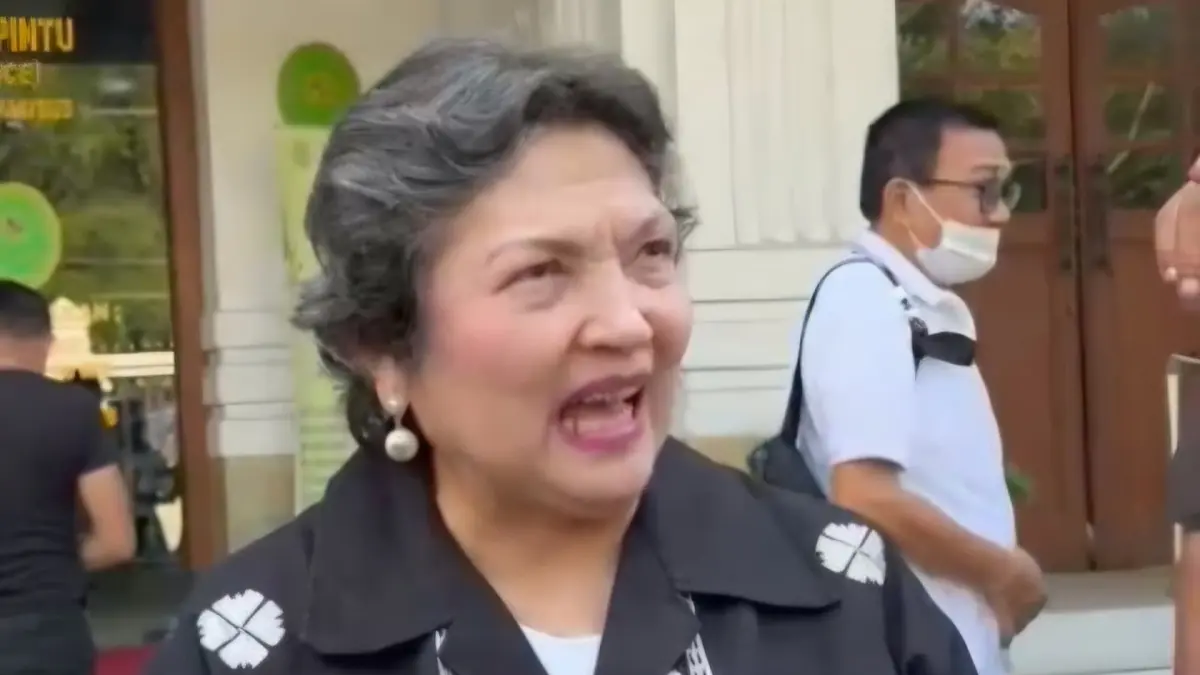 PENDIRI: Reny Pardede mewakil Pendiri Yayasan Perguruan Darma Agung (YPDA) saat memberikan keterangan kepada wartawan menyikapi polemik di Universitas Darma Agung (UDA). (Dok: YPDA)