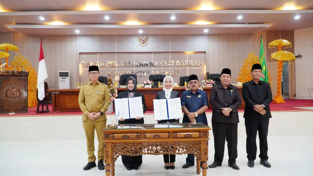 
Plt Bupati Langkat, Tiorita br Surbakti saat menunjukkan dokumen usai penandatanganan bersama DPRD dalam rapat paripurna. (Diskominfo Langkat/Sumut Pos)