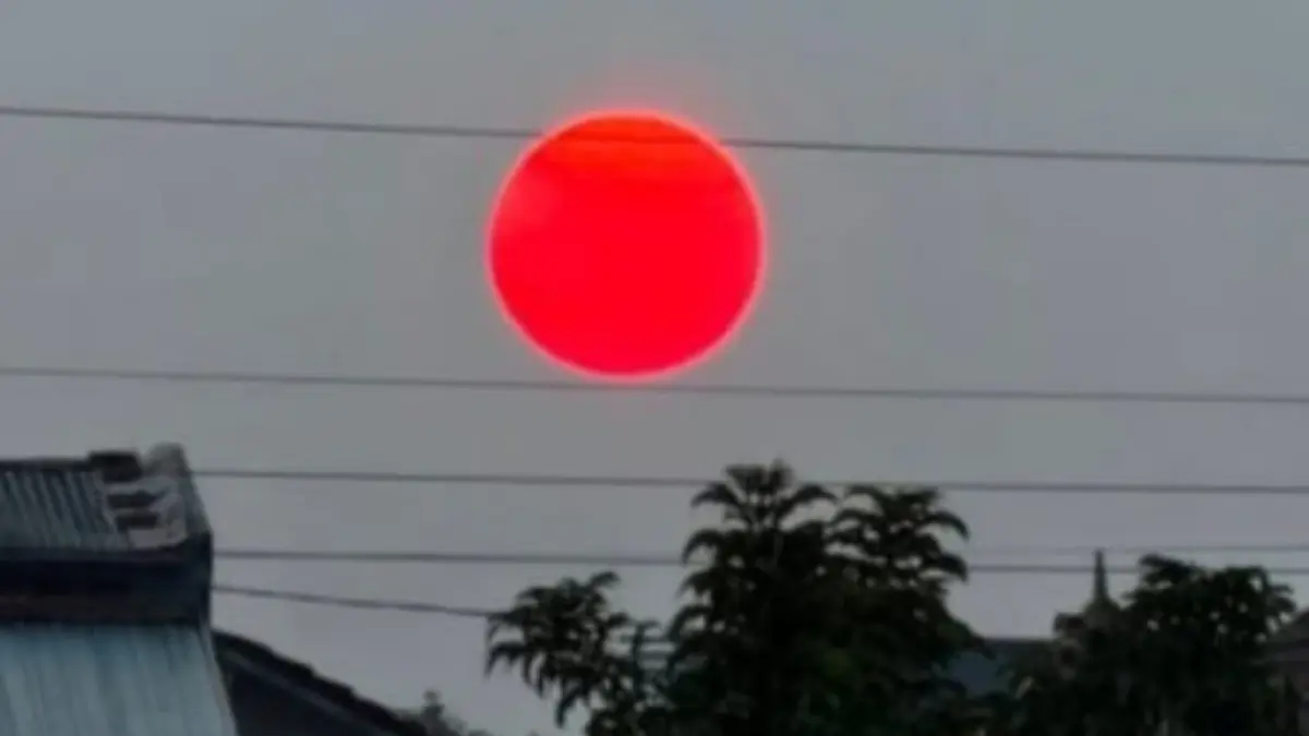 Potret Matahari merah yang viral di media sosial. (Instagram @pandemictalks)