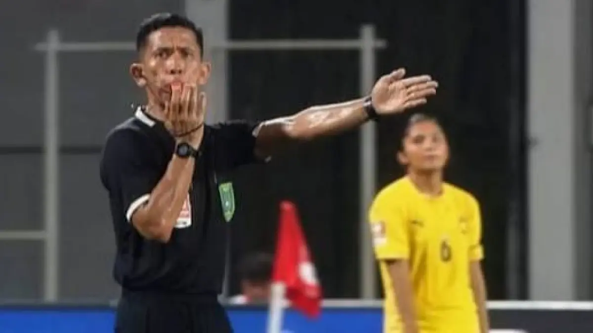 Rihendra Purba, S.Pd., seorang Guru PJOK, dari SMA Negeri 1 Sosa, dipercaya menjadi salah satu wasit utama dalam turnamen sepak bola wanita kelompok umur bergengsi , Srikandi Merdeka Cup 2026. (Mitra Harahap/Sumut Pos)