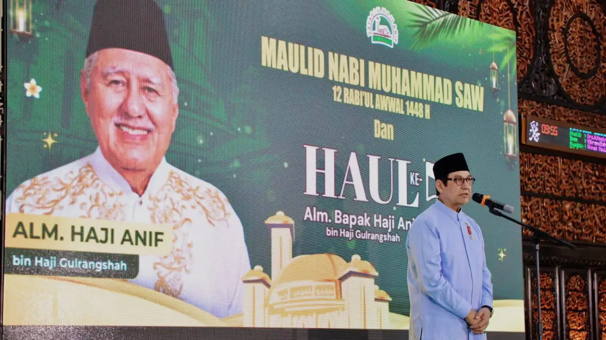 SAMBUTAN: Tun DR H. Rahmat Shah memberi sambutan pada kegiatan Maulid Nabi Muhammad SAW dan Haul Almarhum Haji Anif bin Haji Gulrangshah di Masjid Al-Musannif Percutseituan, Selasa (25/8). (Dok Pribadi)