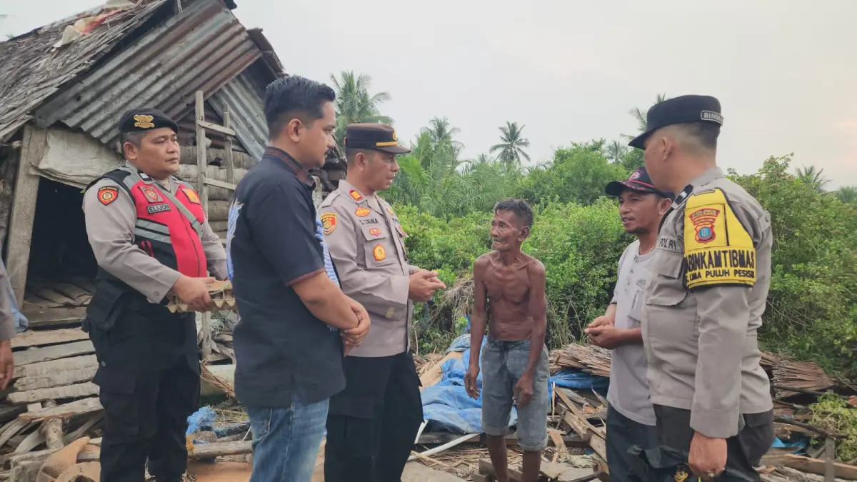 Kapolsek Lima Puluh AKP Salomo Sagala Kapolsek Lima Puluh AKP Salomo Sagala, S.H., bersama personel mendatangi rumah warga yang mengalami kerusakan akibat diterjang angin kencang di Dusun Guntung Timur, Kecamatan Lima Puluh Pesisir, Kabupaten Batu Bara, Selasa (26/8/2026) sore. (Foto Humas Polres Batubara/Sumut Pos)