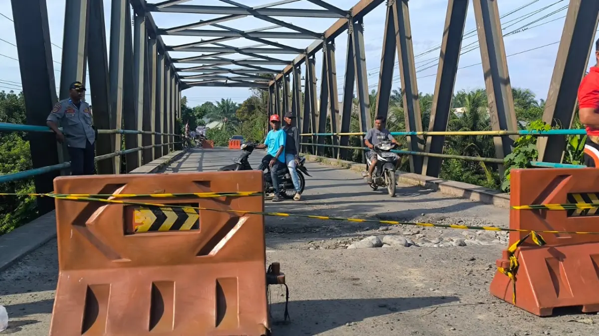 
Barier dipasang untuk melarang pengendara melintas Jembatan Payaroba sebagai infrastruktur penghubung kecamatan. (Teddy Akbari/Sumut Pos)