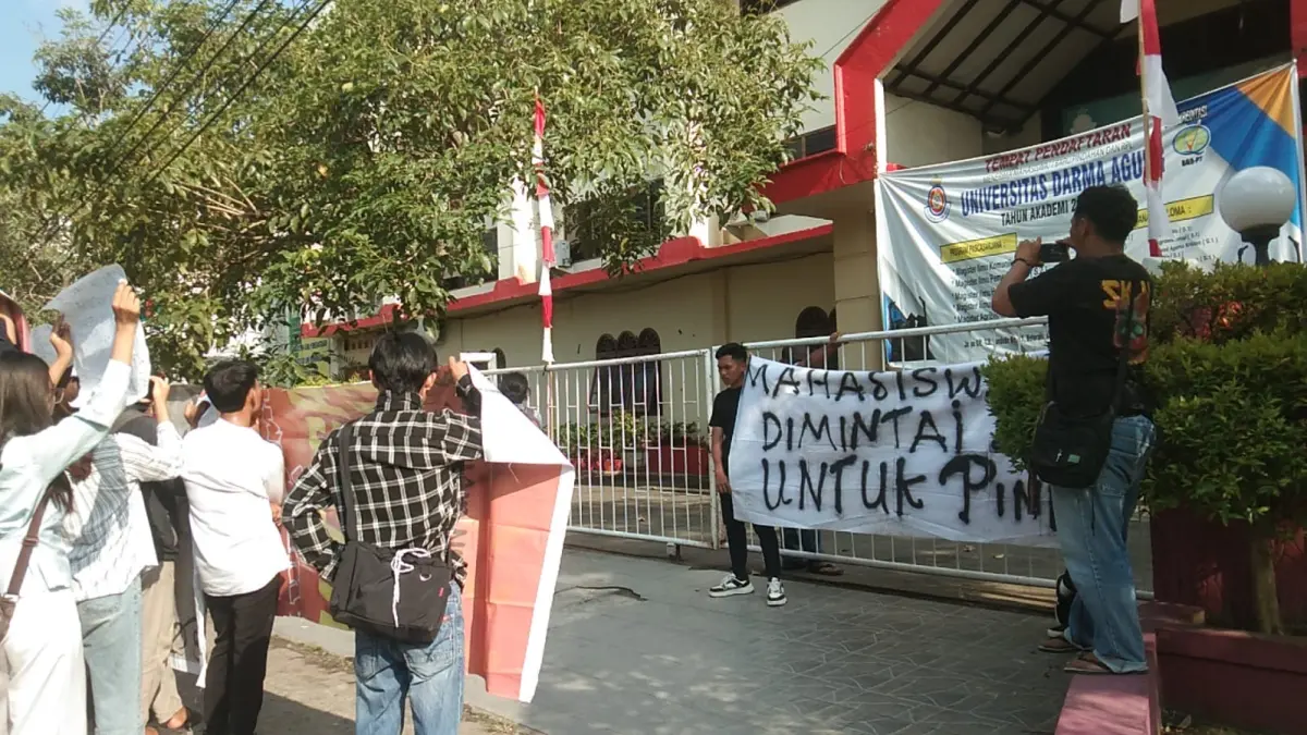 DEMO: Puluhan mahasiswa UDA melakukan aksi di depan kampus, meminta agar mereka dipermudah pindah ke kampus lain. (Dok: mahasiswa)