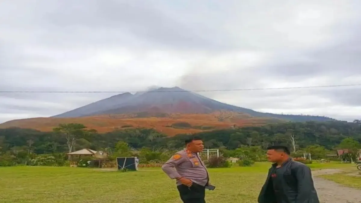 EDUKASI: Personel Polsek Simpang Empat turun ke desa Sigarang-garang untuk mengedukasi masyarakat yang masuk zona merah untuk tingkatkan kewaspadaan. (Solideo/Sumut Pos)