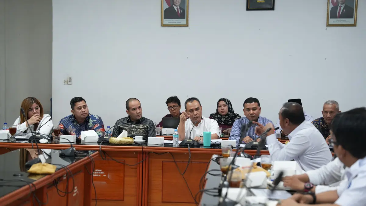 Ketua DPRD Deliserdang Zakky Shahri, Wakil Ketua DPRD Deliserdang Hamdani Syahputra dan anggota Banggar lainnya saat rapat bersama Kadis LH Deliserdang Rio Laka Dewa. (Batara/Sumut Pos)