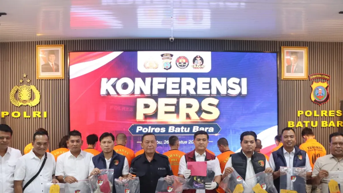 Kapolres Batu Bara AKBP Dony Satria Wicaksono, S.I.K., M.H., CPHR., CBA melalui Kasihumas Polres Batu Bara AKP P Tamba, Kasat Reskrim AKP Binrit  Situngkir, S.H. saat gelar siara pers pengungkapan kasus 3 C  periode 16 Juli sd  26 Agustus 2026, Rabu (26/8/2026) di aula Sarha Arya Rancana Polres Batubara. (Foto Liberti H Haloho/Sumut Pos)