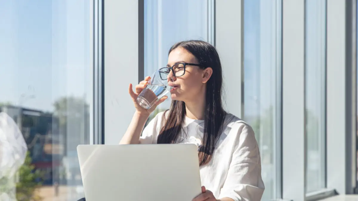 Minum air putih. (Freepik.com)
