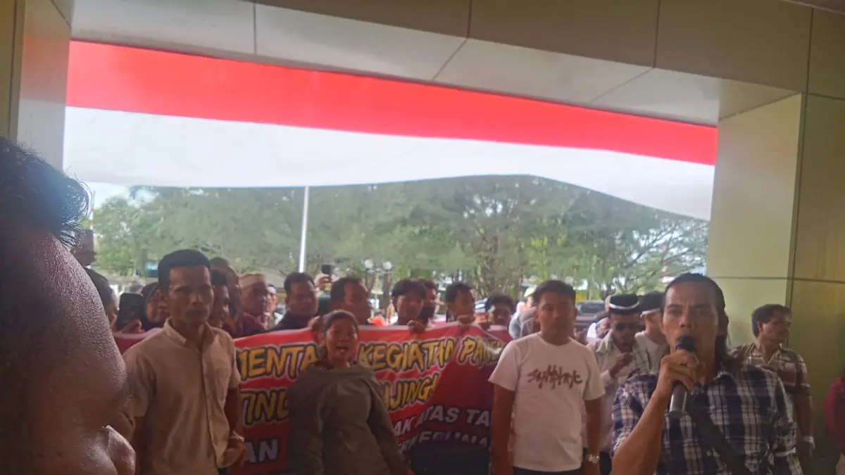 Ratusan Warga deri kecamatan Dolok Sigompulon kepung DPRD Paluta, Bongkar dugaan pencaplokan lahan adat oleh perusahaan perkebunan , PT Tindoan Bujing, Rabu 26 Agustus 2026. (Mitra Harahap/Sumut Pos)