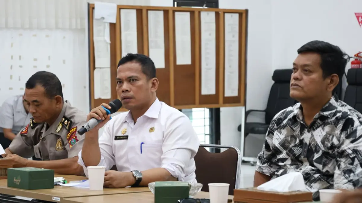 Sekda Kota Pematangsiantar Junaedi Sitanggang memberikan pemaparan dalam persiapan pelaksanaan Road Race. (Kominfo Siantar)