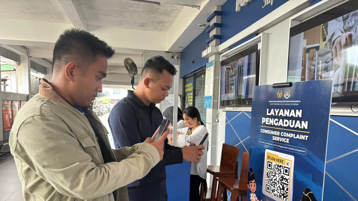SI PINTAR: Masyarakat saat menggunakan layanan SI Pintar. (Dok: Imigrasi Medan)