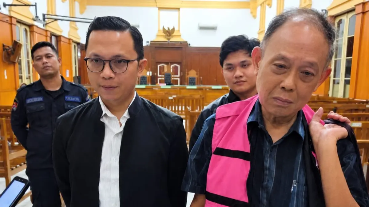 SIDANG: Eks Dirut PT PASU, Djoko Sutrisno didampingi kuasa hukumnya usai menjalani sidang tuntutan di Pengadilan Tipikor Medan, Rabu (26/8/2026) malam. (Dok: Gusman/Sumut Pos)