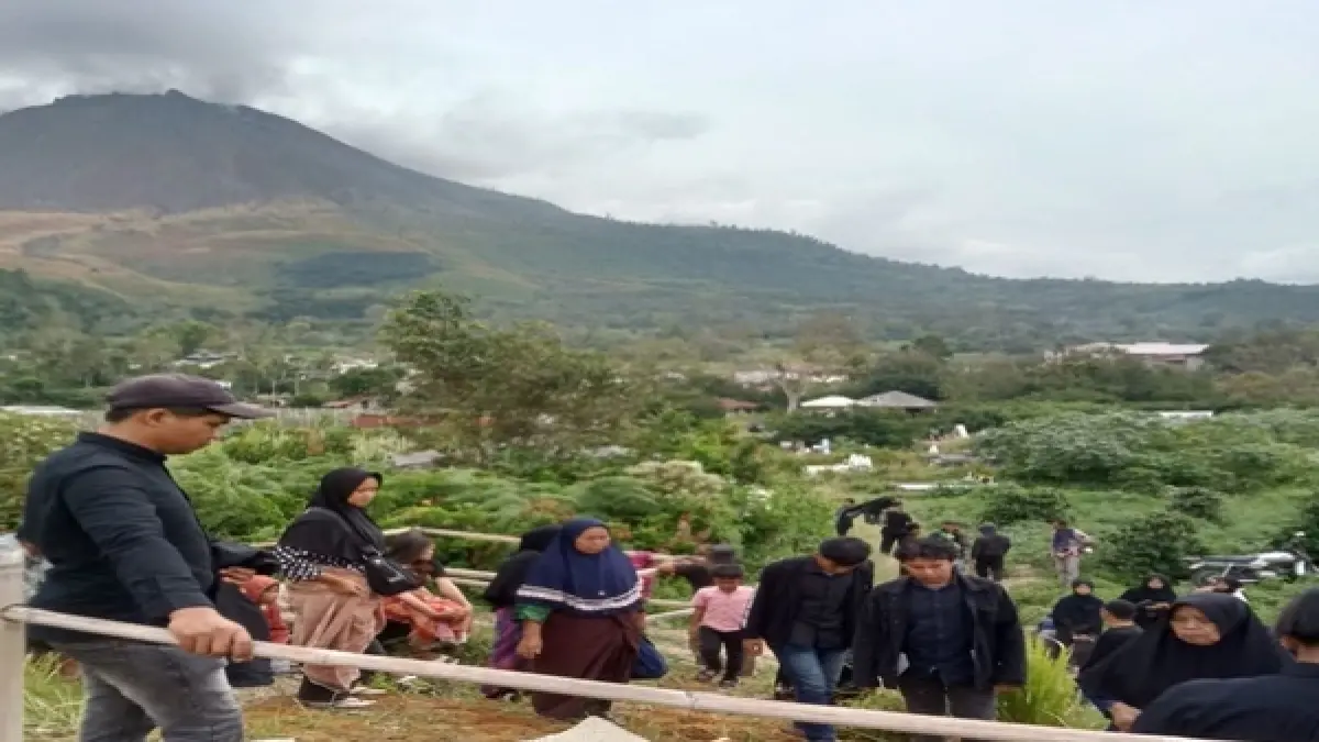 Suasana proses pemakaman ayah Santabila. (Istimewa)