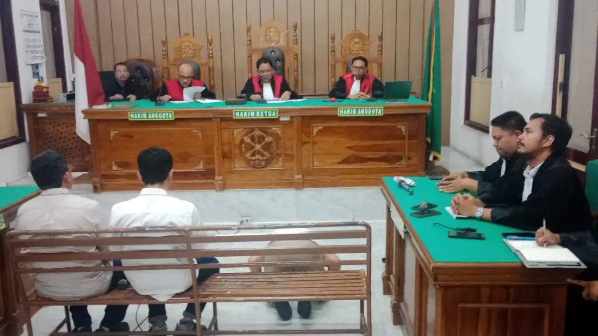 SUJUD: Eks Kadishub Kota Medan, Erwin Saleh sujud syukur usai divonis bebas dalam perkara korupsi MFF 2024 di Pengadilan Tipikor Medan, Rabu (26/8/2026) sore. (Dok: Gusman/Sumut Pos)
