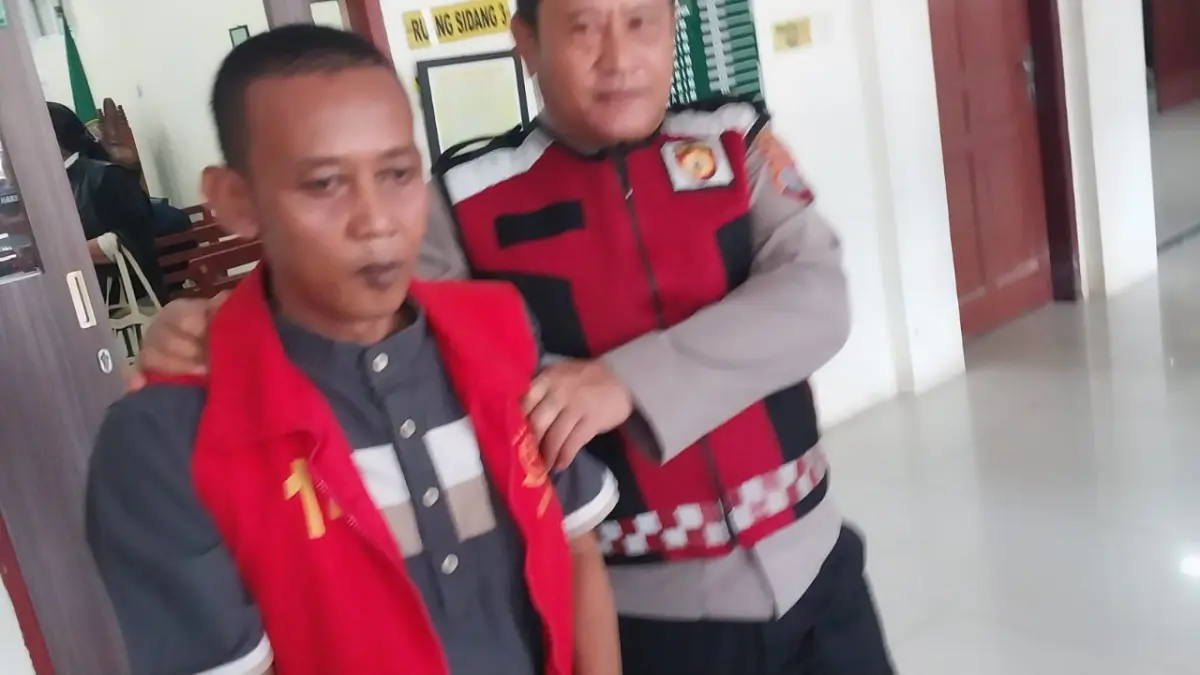 Terdakwa Syarifuddin Habibi saat digiring petugas ke mobil tahanan Kejari Deliserdang. (Batara/Sumut Pos)