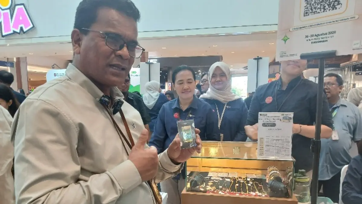 TINJAU: Pemimpin PT Pegadaian (Persero) Kanwil I Medan, Yohanis Wulang saat meninjau stan UMKM dalam acara Festival Emas di Plaza Medan Fair, Rabu (26/8/2026). (Dok: Juli Ramadhani Rambe)