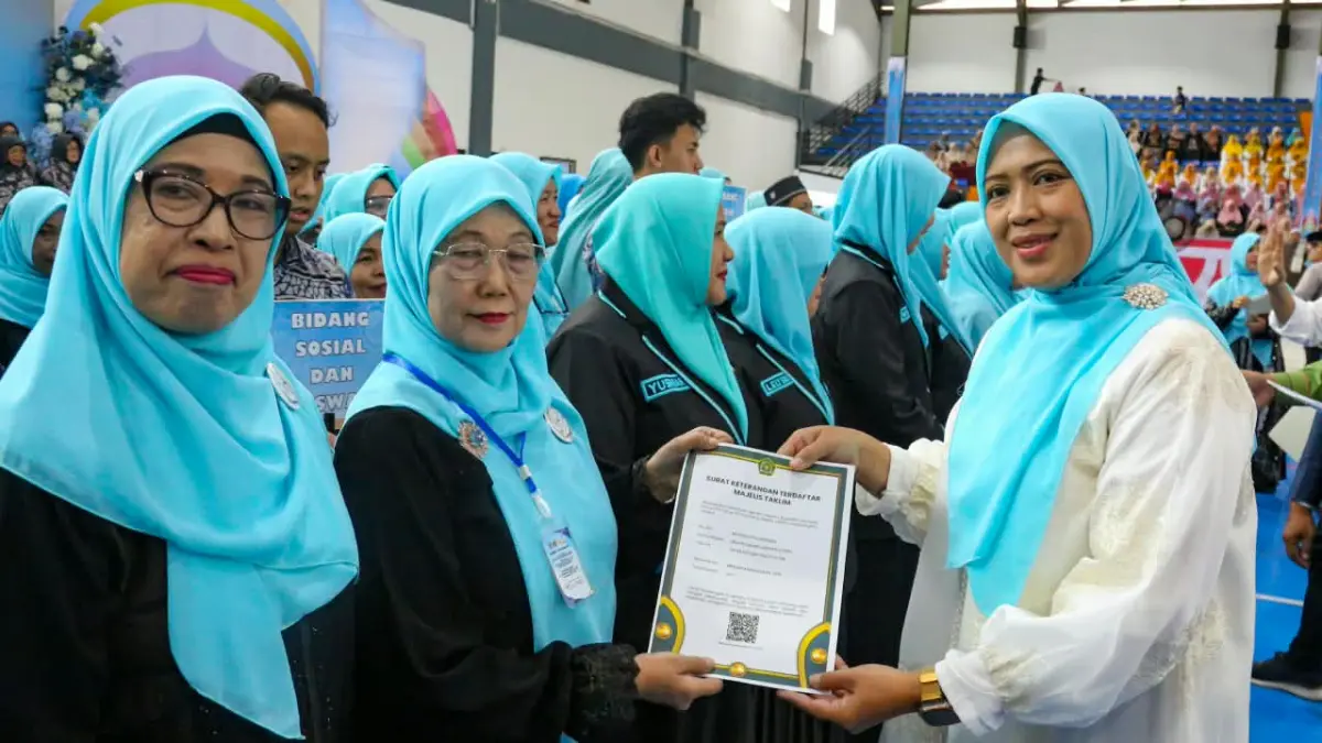 Wakil Walikota Pematangsiantar Herlina menyerahkan SK kepada pengurus Majelis Taklim Silaturahmi Pematangsiantar. (Pra Evasi/Sumut Pos)
