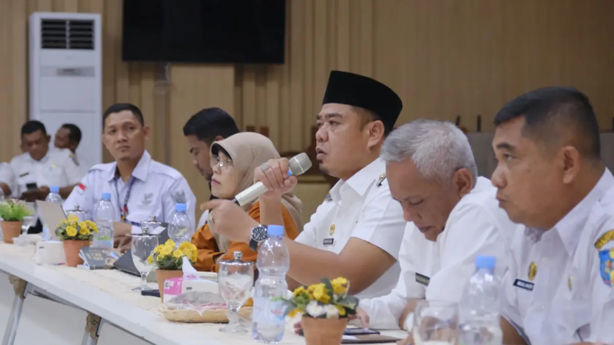 Wakil Bupati Batu Bara Syafrizal, S.E., M.AP didampingi Plt.Sekdakab Batubara, Rusian Heri, dan Ka BPS Batubara Laila Syafrita Siregar, SST, MM
saat Rapat Koordinasi (Rakor) Bantuan Sosial Program Keluarga Harapan (PKH) dan Program Sembako di Aula Kantor Bupati Batu Bara pada Rabu (26/8/2026).  (Foto Kominfo.Batubara)
