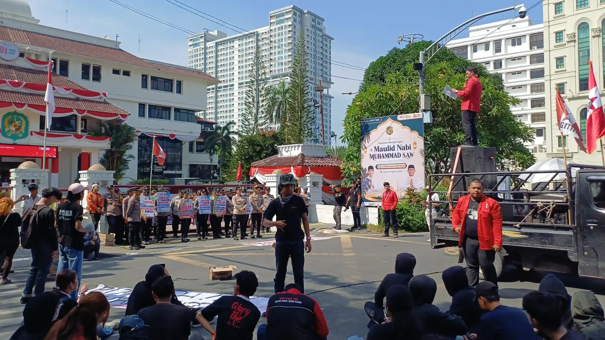 AKSI: Suasana aksi DPC GMNI Kota Medan di depan gedung Kantor Wali Kota Medan, Jalan Kapten Maulana Lubis No.2, Medan Petisah, Kota Medan, Kamis (27/8/2026). (Dok: Markus Pasaribu/Sumut Pos) 
