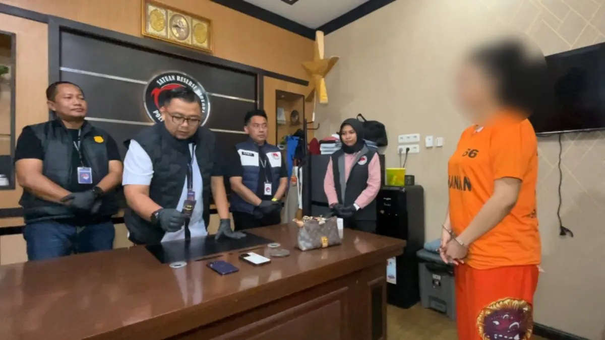 AMANKAN: Seorang DJ berinisial AAFL alias Miss D diamankan petugas diduga mengedarkan vape narkoba atau Pod Getar di Medan. (Dok: Polrestabes Medan)
