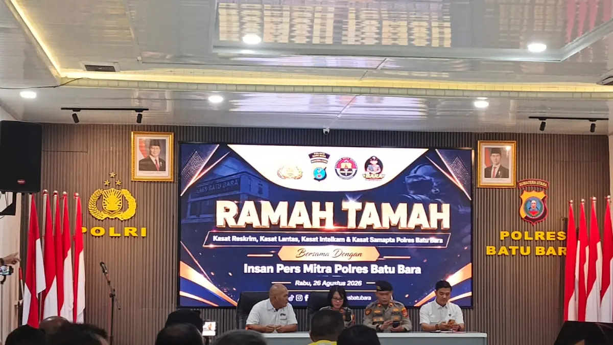 Kasat Reskrim Polres Batu Bara AKP Binrot Situngkir, S.H., M.H. didampingi Kasat Samapta IPTU Suganda L. Naibaho, S.H, Kasat Lantas IPTU Devi Siringo-Ringo, S.H., S.Sos., M.H.dan Kasat Intelkam AKP Agus Situmorang, S.H. saat digelar tamah tamah dengan Media mitra polres Batubara, Rabu (25/8/2026). Kegiatan berlangsung di Aula Polres Batu Bara. (Foto Libeti H Haloho/Sumut Pos)