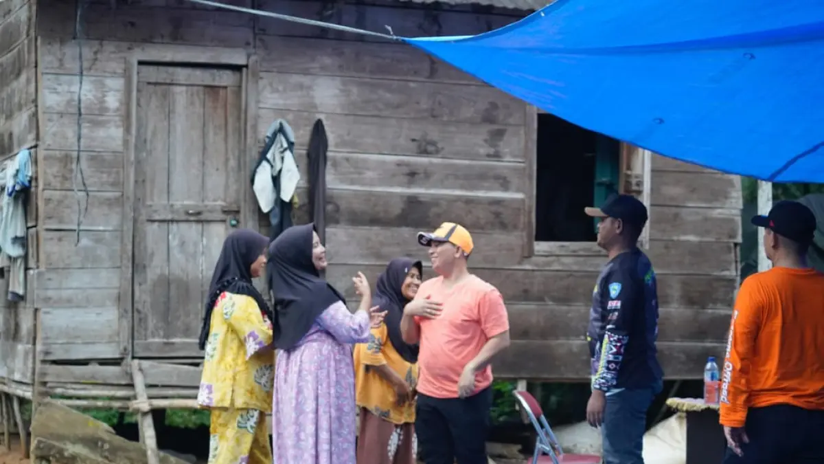 Bupati Padang Lawas Putra Mahkota Alam Hasibuan saat kunjungan kerjanya di desa Aek Haruaya, kecamatan Ulu Barumun, Padang Lawas. (Mitra Harahap/Sumut Pos)