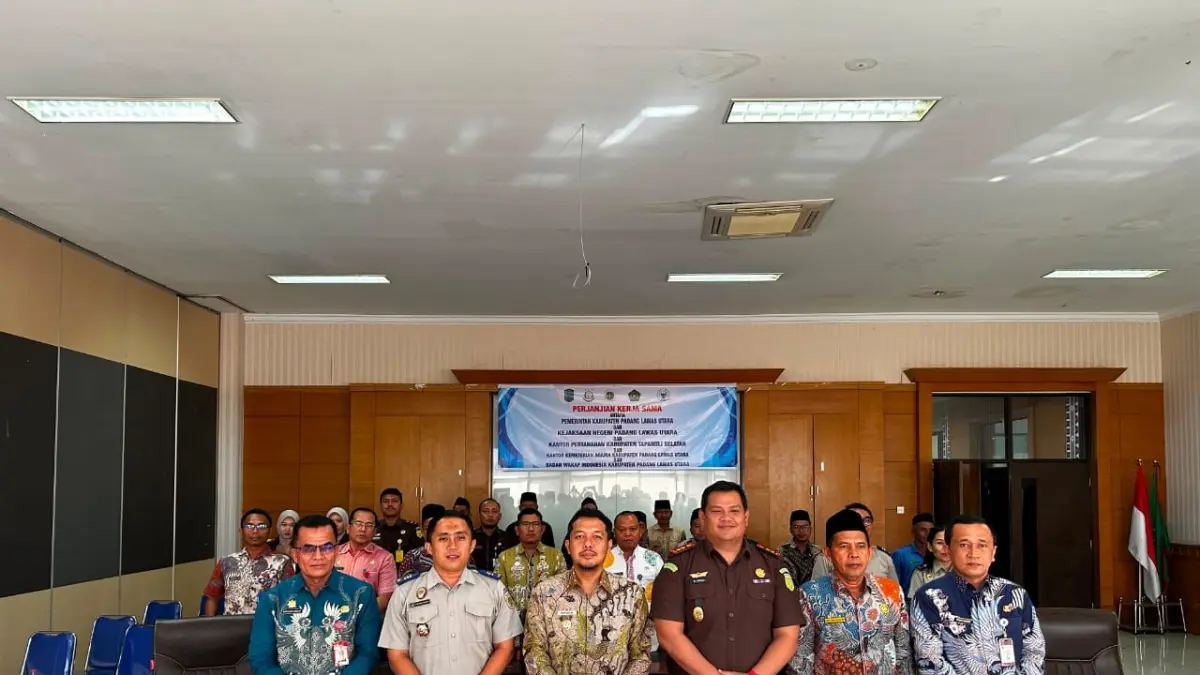 Bupati Padang Lawas Utara Reski Basyah Harahap memimpin langsung perjanjian kerja sama tentang percepatan pendaftaran tanah wakaf se kabupaten Paluta , Kamis 27 Agustus 2026. (Mitra Harahap/Sumut Pos)