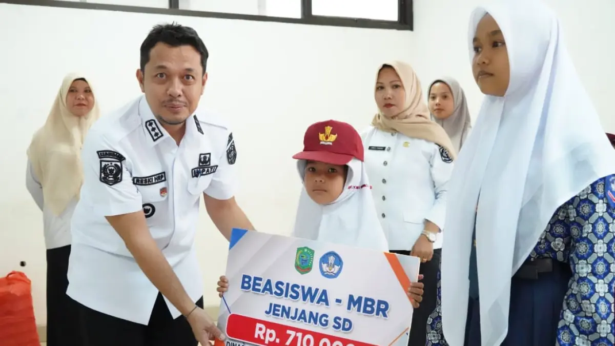 Bupati Padang Lawas Utara Reski Basyah Harahap menyalurkan bantuan sekolah  dan Beasiswa MBR, pastikan tidak ada Anak Paluta putus sekolah di Aula Kantor Bupati Paluta, Rabu 26 Agustus 2026. (Mitra Harahap/Sumut Pos)