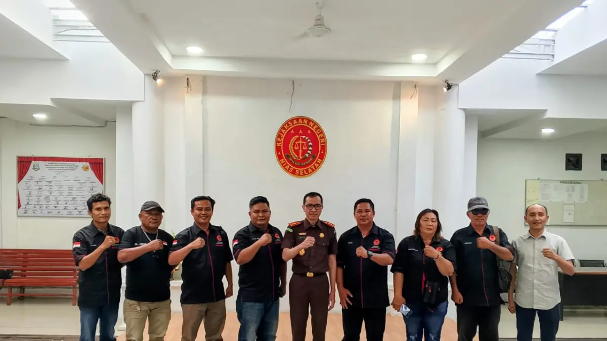 Kajari Nisel Imam Fauzi foto bersama dengan Forwakum Kepulauan Nias usai audensi.&nbsp; Rabu, (26/8/2026). (Foto : Eriusman Duha)
‎
