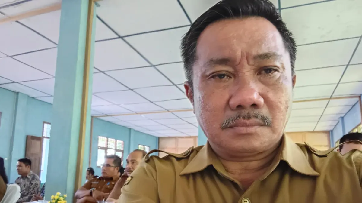 
Kepala Sekolah SMK Negeri 2 Pulau-Pulau Batu, Fatolosa Daya, S.Pd., M.M. (Foto : Eriusman Duha/Sumut Pos)