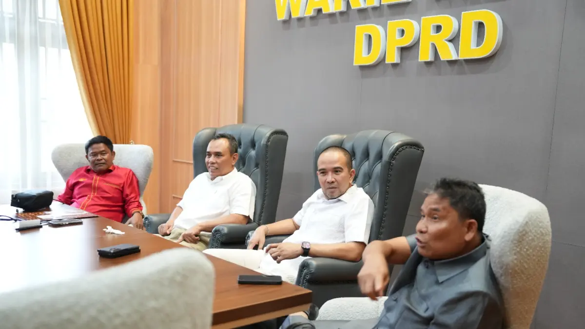 Ketua DPRD Deliserdang Zakky Shahri bersama Waket DPRD masing-masing Agustiawan Saragih, Kuzu Serasi Tarigan dan H. Hamdani Syahputra.(Batara/Sumut Pos)
