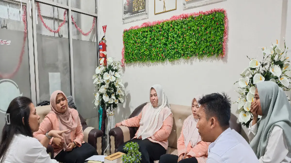 Koordinator Urusan Tata Usaha, Nengsi Diana Pakpahan, A.Md., S.E., dan diikuti seluruh petugas loket Perwakilan Kantor Pertanahan Kabupaten Batu Bara, Rabu (26/8/2026). (Foto Liberti H Haloho/Sumut Pos)