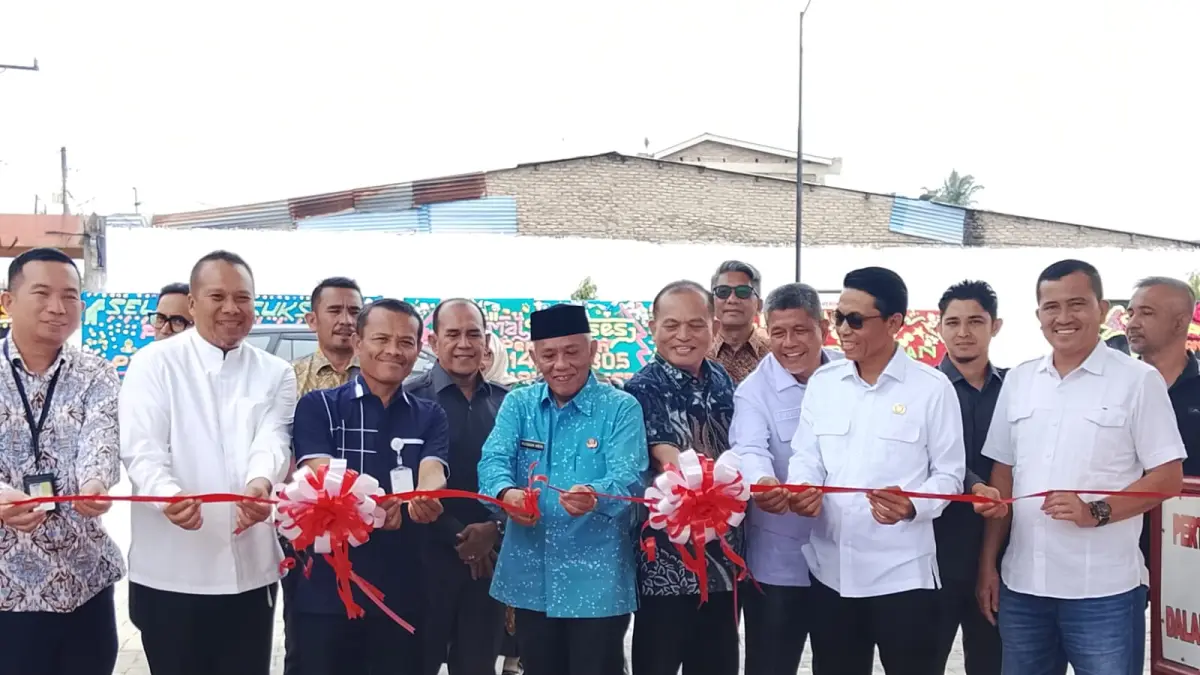 Plt Sekretaris Daerah (Sekda) Kabupaten Batu Bara Rusian Heri mewakili Bupati Batu Bara,didampingi   Ketua DPRD Batubara M Safii, Wakil Ketua Tengku Rodial. EGM Sumbagut Pertamina Patra Niaga Sunardi, Budi Stui Husein dari Hiswana Migas, Igusti B. Suteja dari Pertamina Patra Niaga saat meresmikan SPBU 14-212-305 di Tanah Merah, Air Putih, Batubara.Kamis (27/8/2026). (Foto
liberti H Haloho)