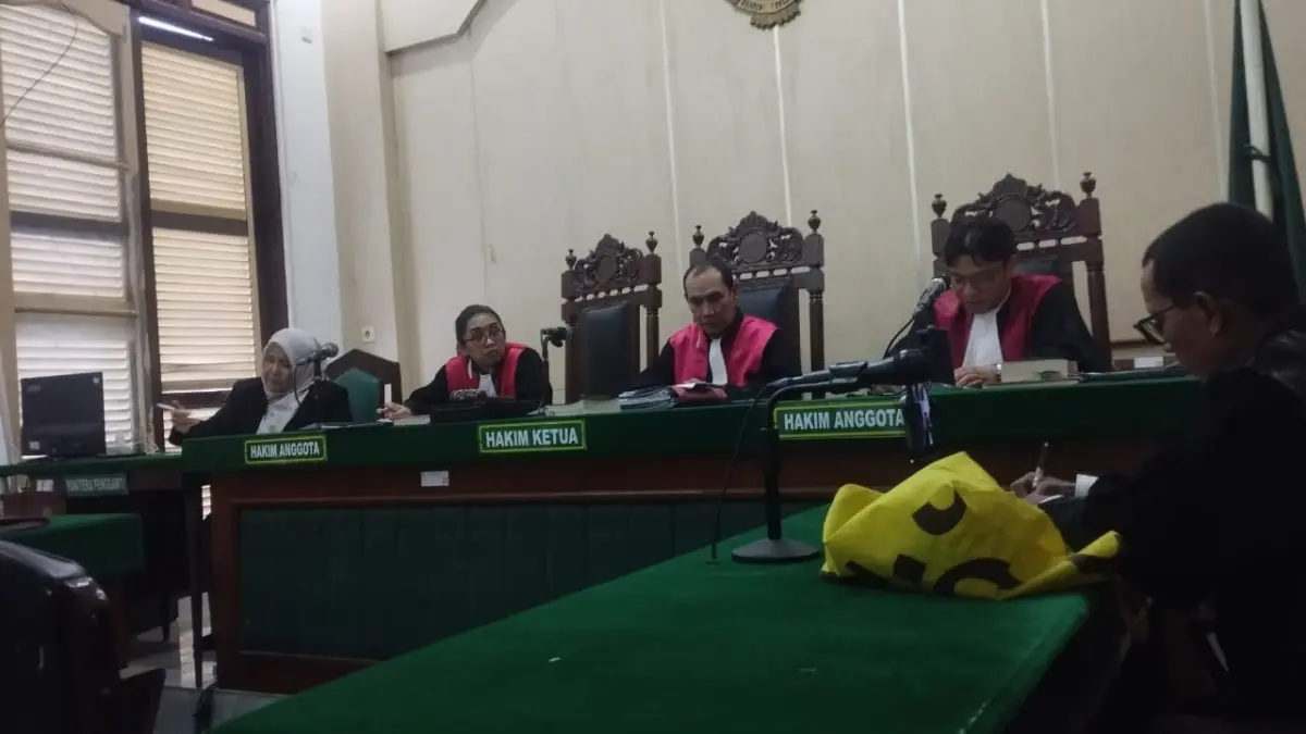 PUTUSAN: Majelis hakim membacakan putusan terhadap terdakwa kasus pembunuhan secara virtual di PN Medan, Kamis (27/8/2026) sore. (Dok: Gusman/Sumut Pos)

