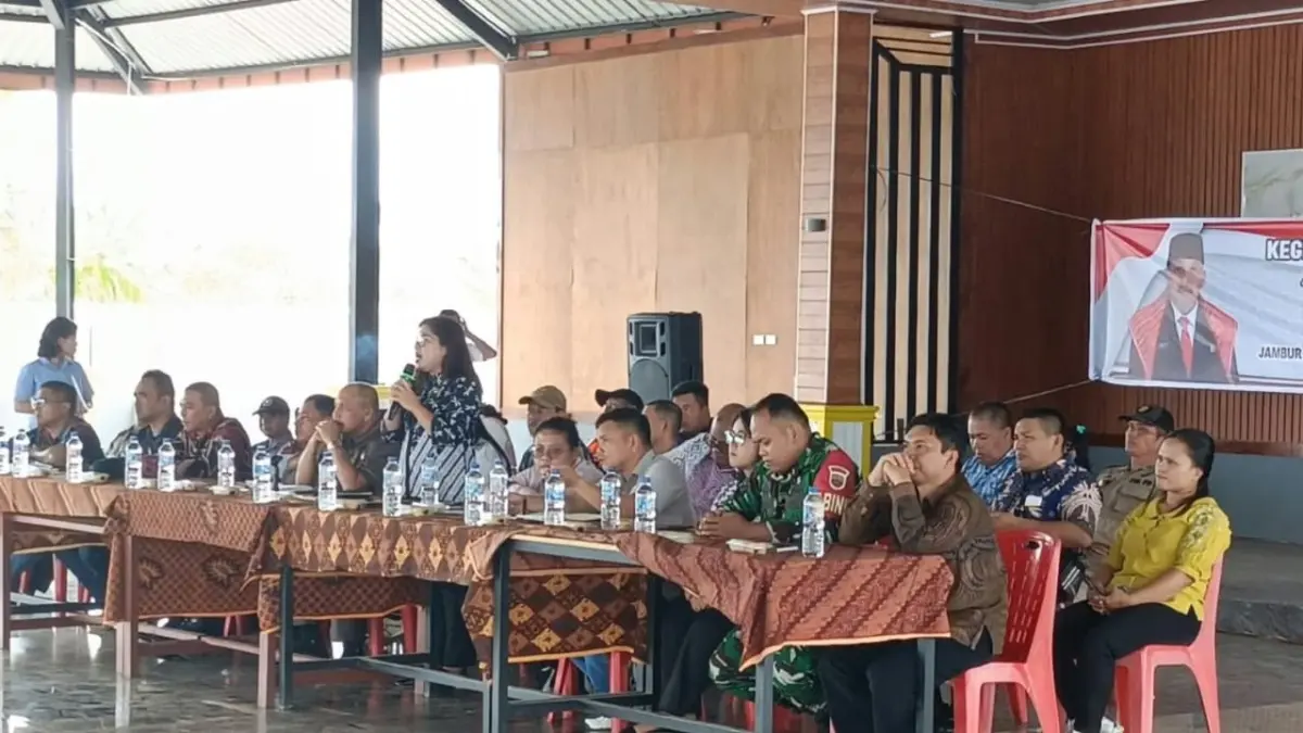 RESES: Raja Edward menyerap aspirasi warga Tigabinanga dalam reses. (Solideo/Sumut Pos)