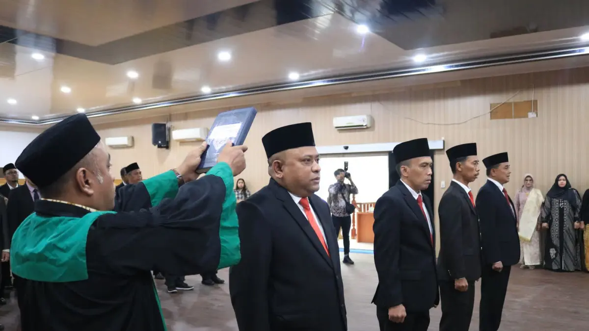 
Rudi Baros (dua dari kiri) saat dilantik perdana oleh Wali Kota Binjai, Amir Hamzah dan Wakil Wali Kota, Hasanul Jihadi. (Diskominfo Binjai/Sumut Pos)