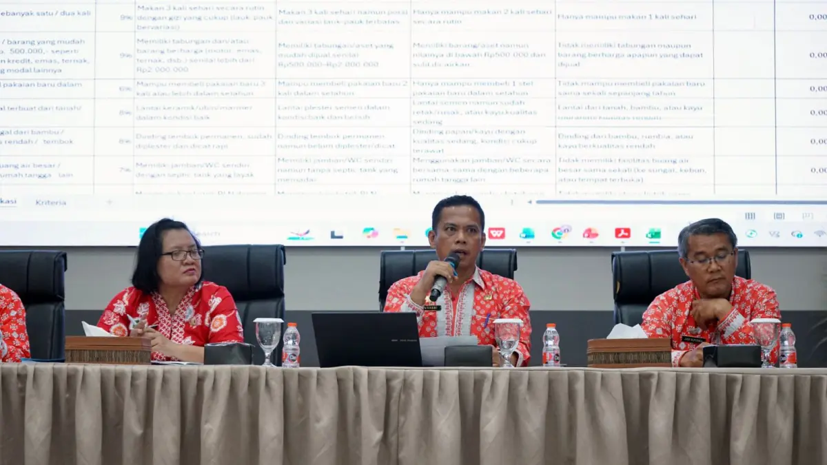 Sekda Kota Pematangsiantar Junaedi Sitanggang menyampaikan pemaparan terkait KPM terindikasi Judol. (Pra Evasi/Sumut Pos)