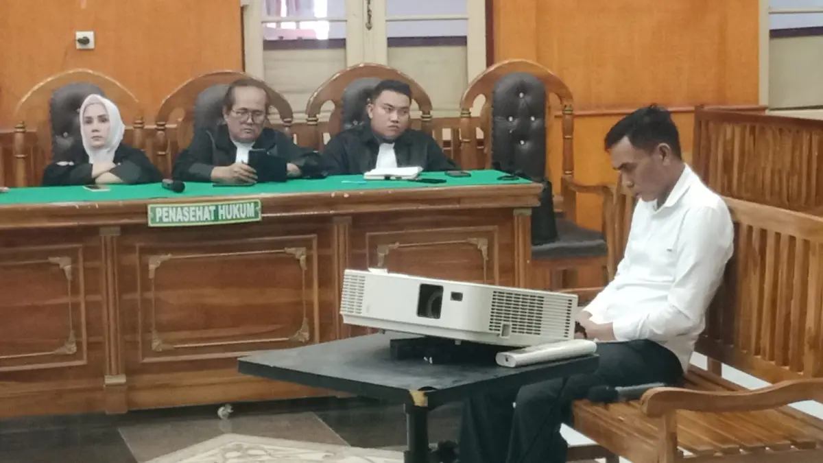 VONIS: Eks Kabag Tapem Madina, Hendra Parwana Batubara menjalani sidang vonis korupsi di Pengadilan Tipikor Medan, Kamis (27/8/2026) petang. (Dok: Gusman/Sumut Pos)

