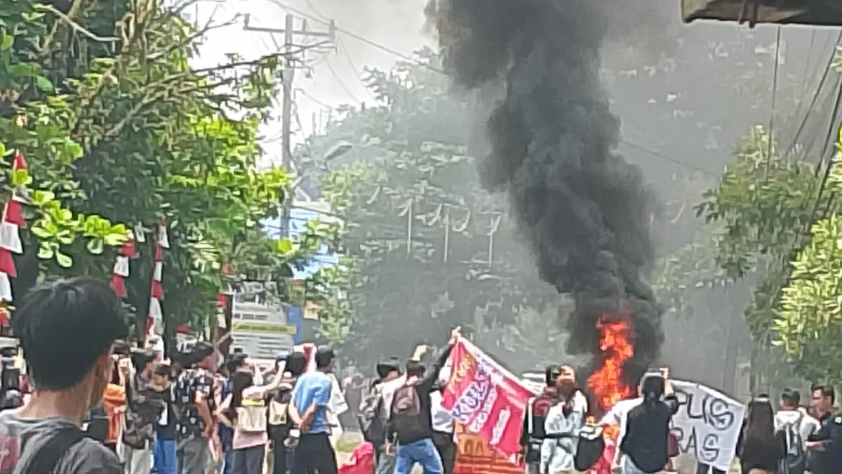 AKSI: Mahasiswa UDA gelar aksi di depan kampus meminta agar dikeluarkan surat pindah. Jumat (29/8/2026). (Dok: warga)