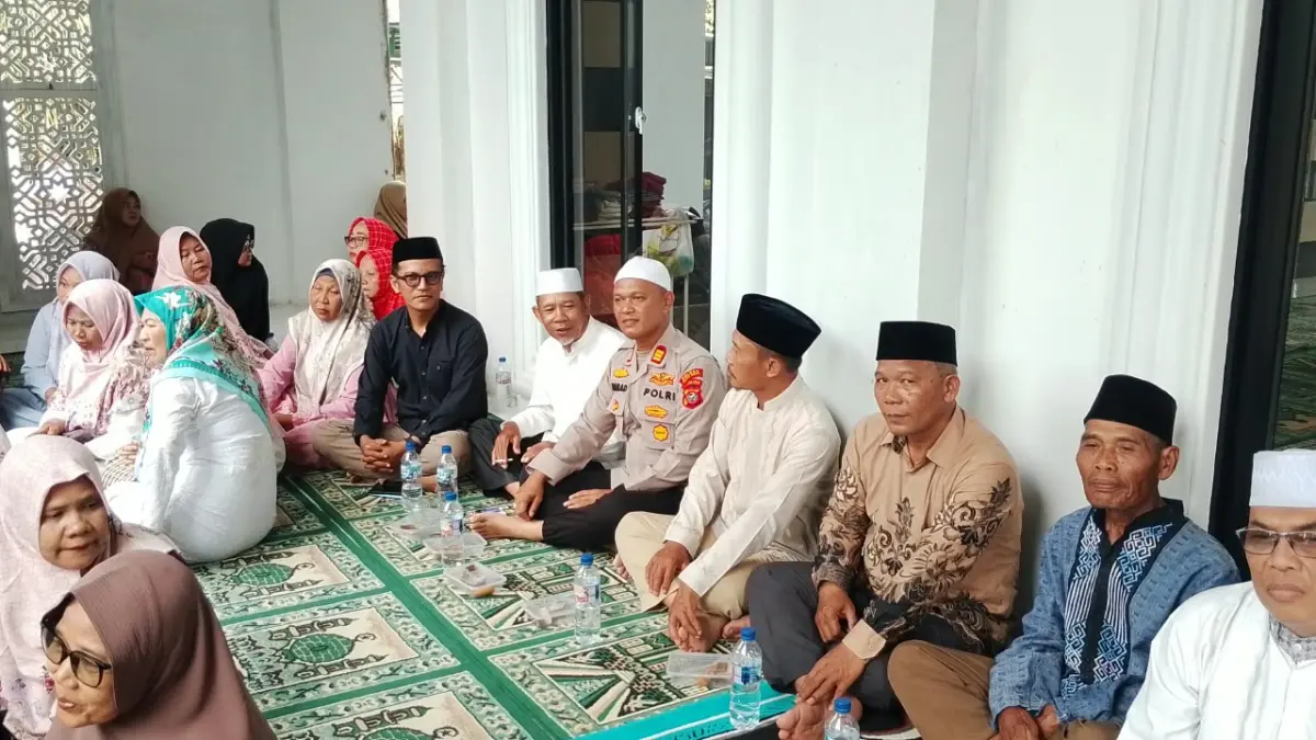 Kapolsek Air Putih AKP Rahmad R. Hutagaol, S.H., M.H. saat hadiri  Pengajian Akbar Al Hidayah Kecamatan Air Putih yang dilaksanakan secara rutin setiap bulan di Masjid Al Mukminun, Gang Swadaya, Desa Tanjung Kubah, Kecamatan Air Putih, Kabupaten Batu Bara, Jumat (28/8/2026). (Foto Humas Polres Batubara/Sumut Pos)