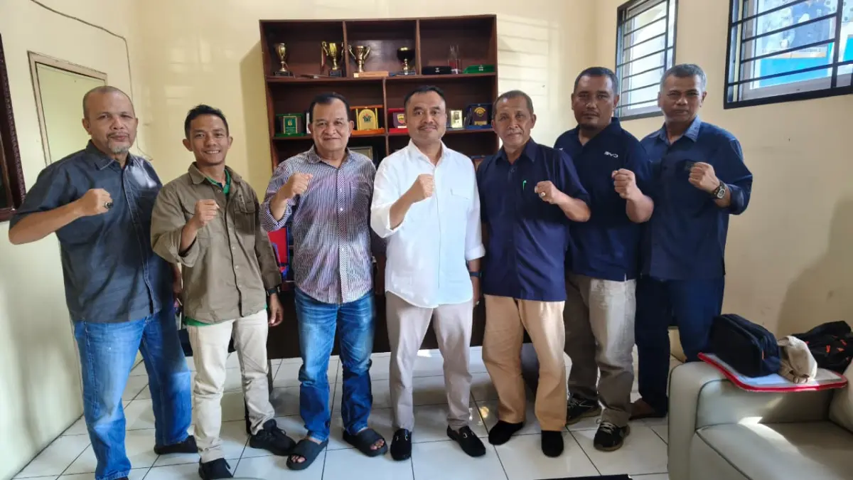 BERSAMA: Ketua PWI Sumut, H Farianda Putra Sinik0 didampingi Sekretaris PWI Sumut SR Hamonangan Panggabean dan Ketua SIWO PWI Sumut, Johny Ramadhan&nbsp;Silalahi bersama panitia Turnamen Catur PWI Sumut–STOK Bina Guna. (ist)